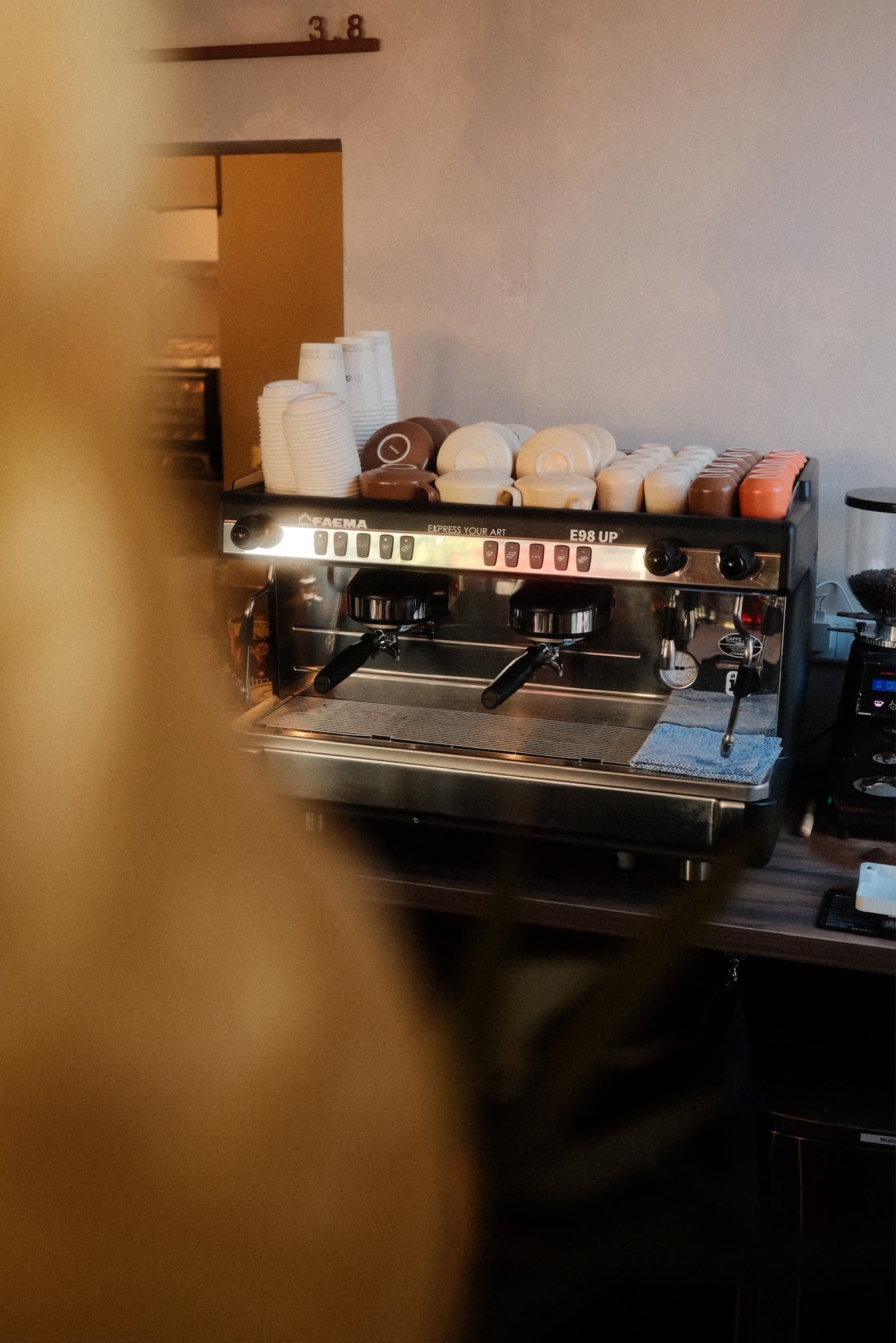 Siebträgermaschine mit Tassen im Café Cura